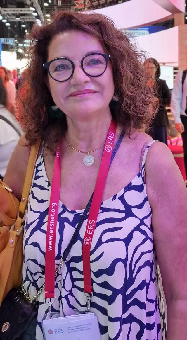 Le Dr Joëlle Huth au congrès de l’European Respiratory Society, badge au cou, souriante